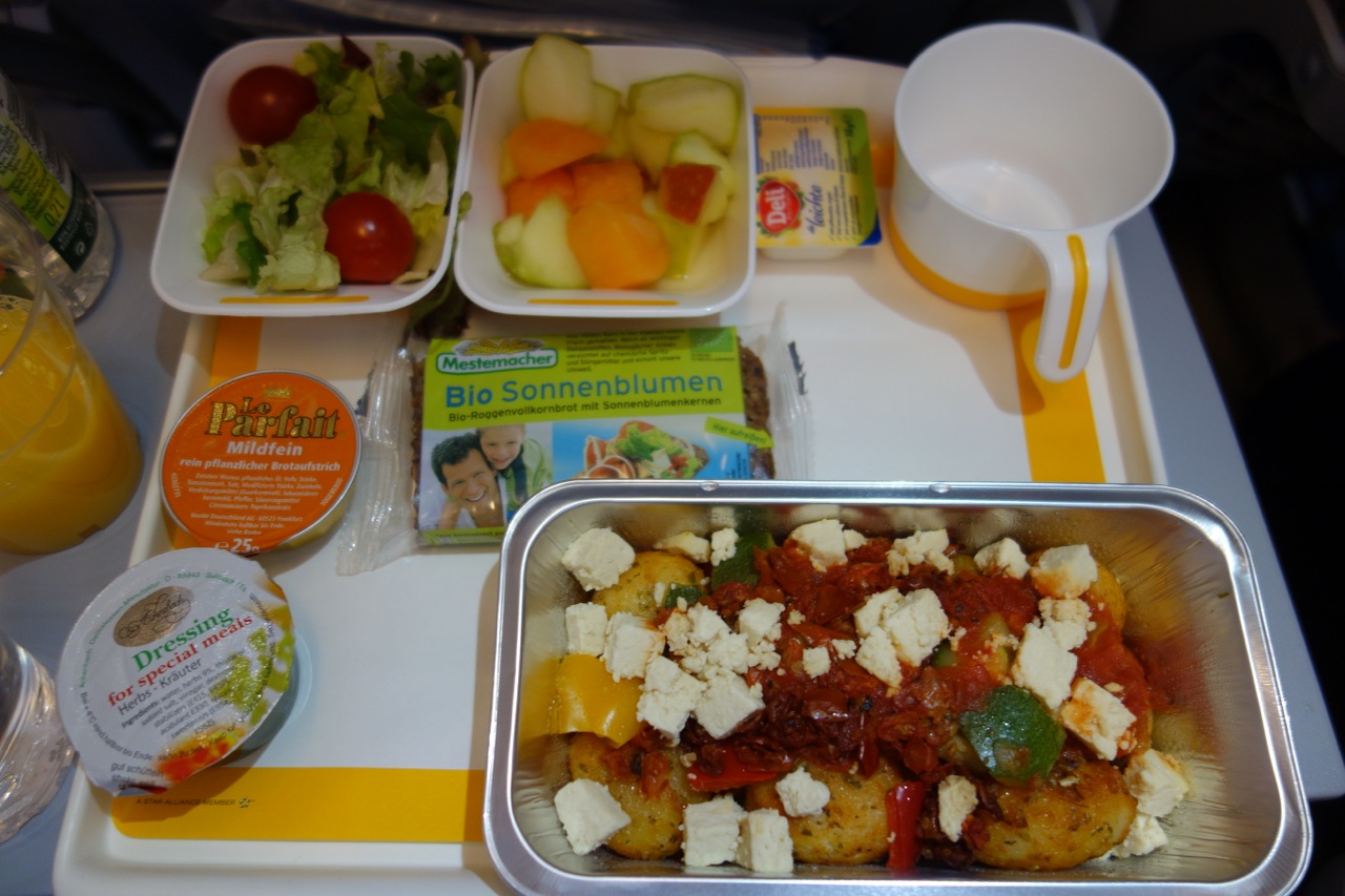 Питание в особых условиях. Emirates питание на борту. Детское питание на борту Эмирейтс. Lufthansa детское питание. Питание для младенцев Эмирейтс.
